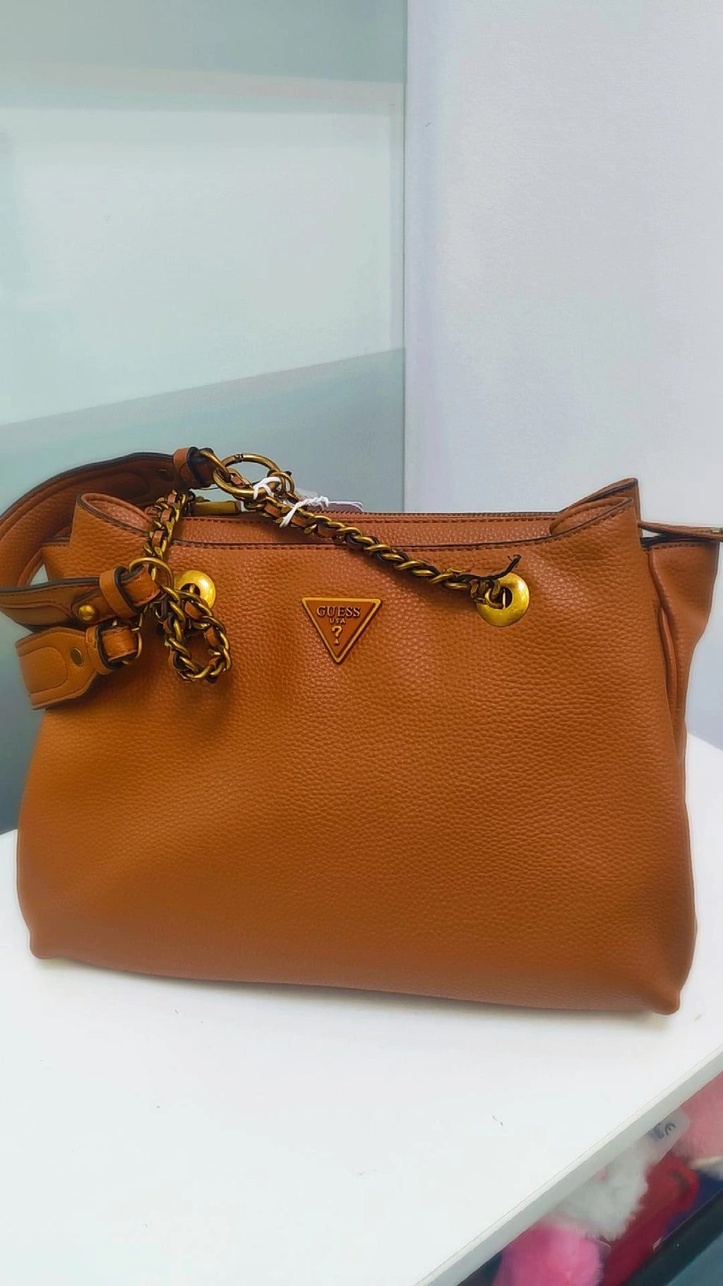 GUESS Elegante Schultertasche mit Ketten-Detail & Logo-Dreieck, Braun