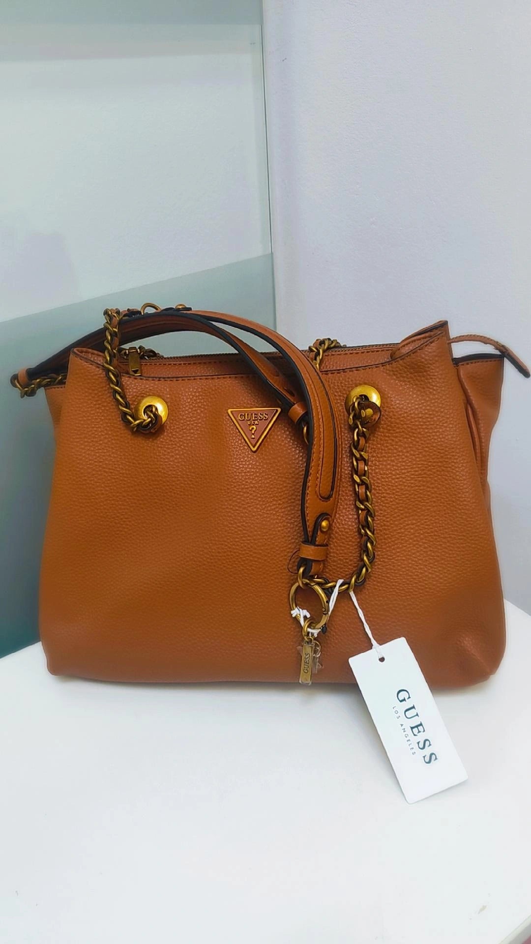 GUESS Elegante Schultertasche mit Ketten-Detail & Logo-Dreieck, Braun