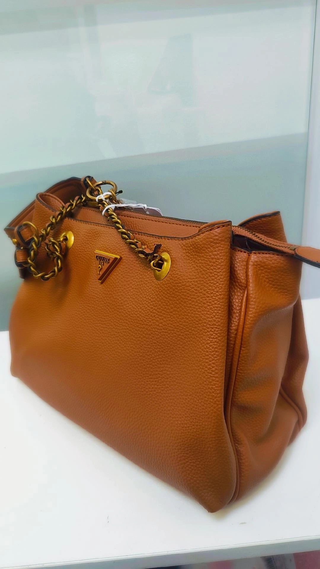 GUESS Elegante Schultertasche mit Ketten-Detail & Logo-Dreieck, Braun