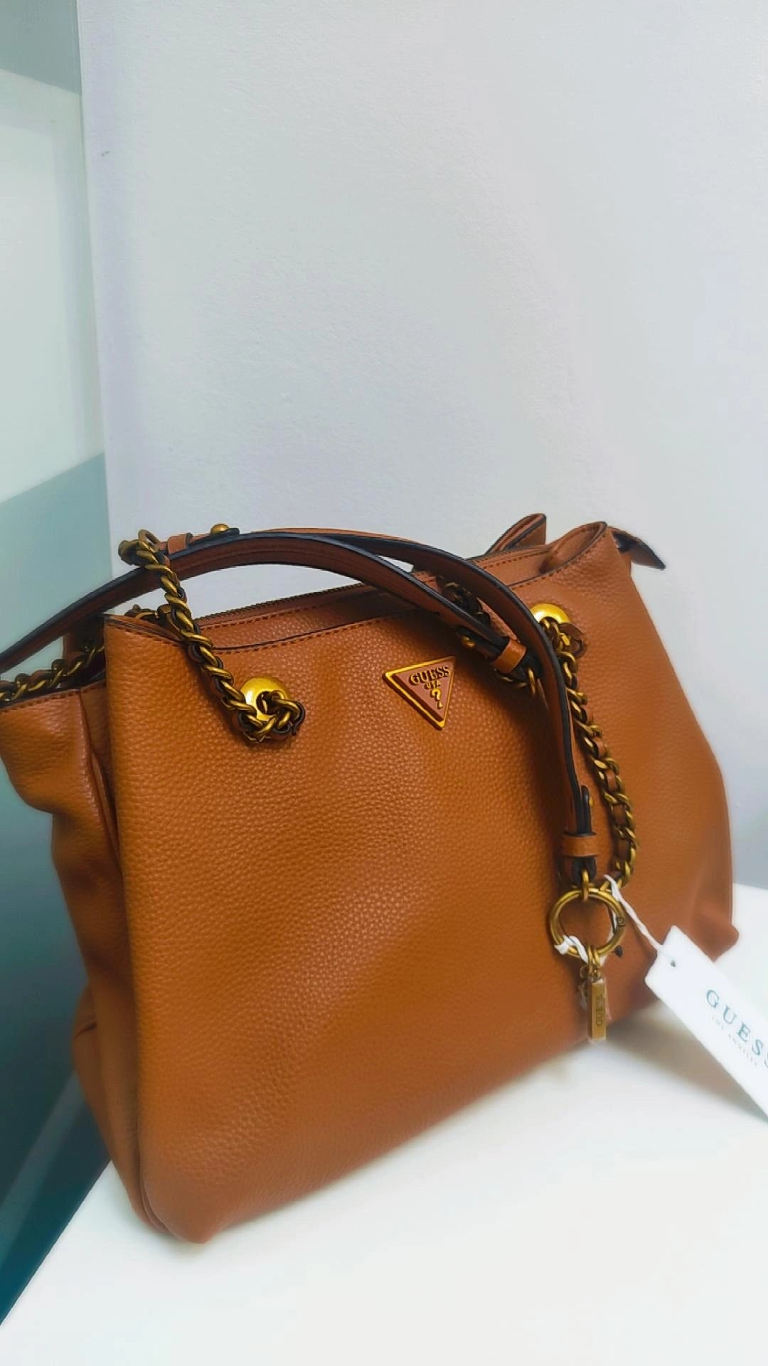 GUESS Elegante Schultertasche mit Ketten-Detail & Logo-Dreieck, Braun